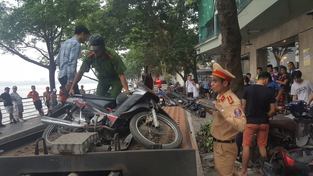 Xế hộp lao lên vỉa hè, tông nát 6 xe máy ven hồ Tây