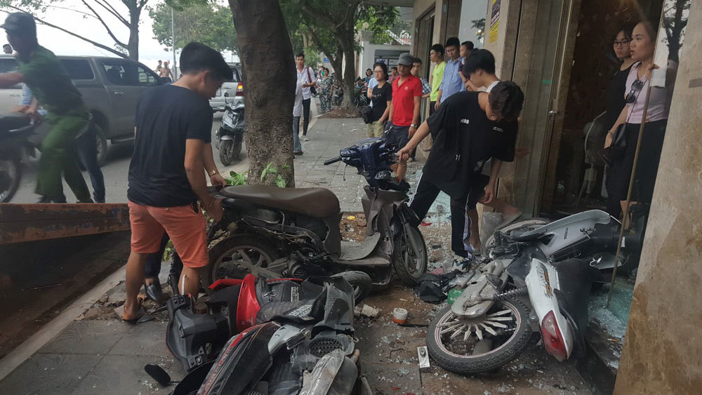 Xế hộp lao lên vỉa hè, tông nát 6 xe máy ven hồ Tây