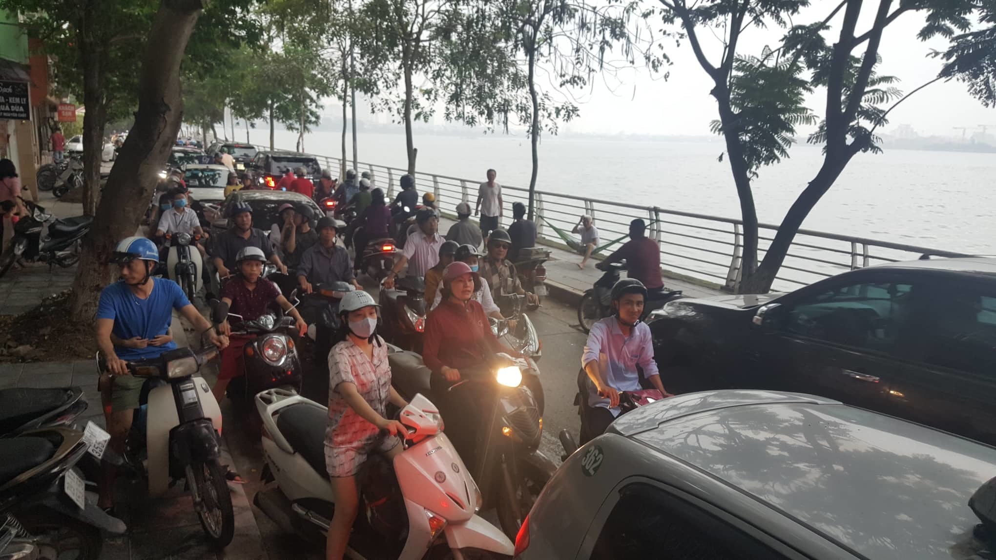 Xế hộp lao lên vỉa hè, tông nát 6 xe máy ven hồ Tây