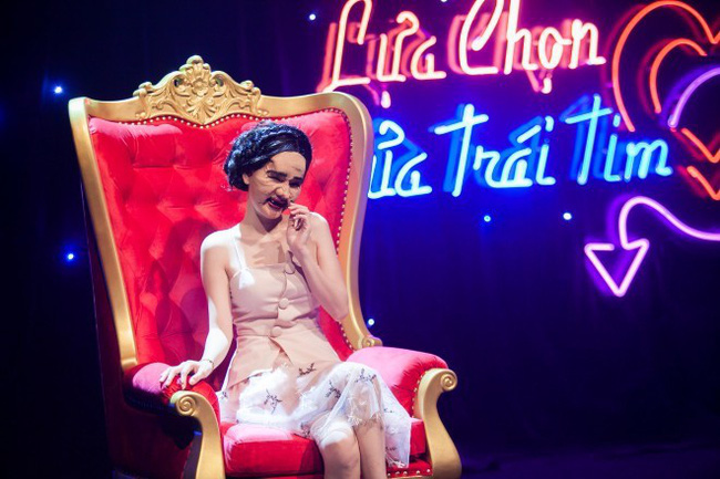 Ngoài clip nóng, Phi Huyền Trang còn bị chỉ trích vì chê bai trai xấu và cho đối phương leo cây ở show hẹn hò