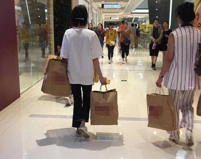 Làm ơn mắc oán: Xách hộ bạn 7kg hàng từ Nhật về, cô gái tức điên vì bị bạn vu cho tráo sữa xịn, đưa sữa đểu bị móp hộp