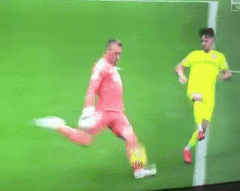 Đạp đối thủ rồi lăn ra ăn vạ, học trò của Gerrard bị đuổi khỏi sân