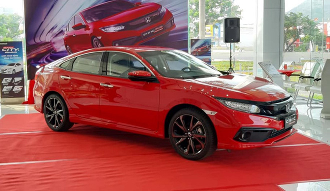 Vừa ra mắt, đại lý ưu đãi Honda Civic 2019 cả chục triệu đồng