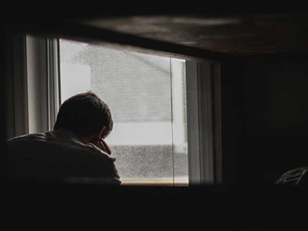 Chiếc gương phản chủ trong phòng khách sạn khiến gã chồng quái chiêu bị lật mặt bẽ bàng