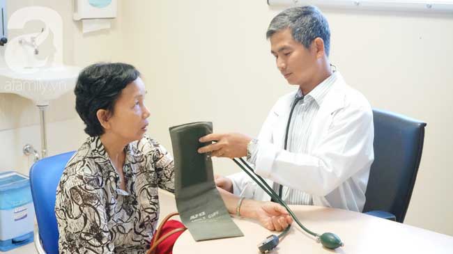 Sơ cứu bệnh nhân đột quỵ bằng những cách này, bạn đang đẩy người thân đến gần cửa tử hơn