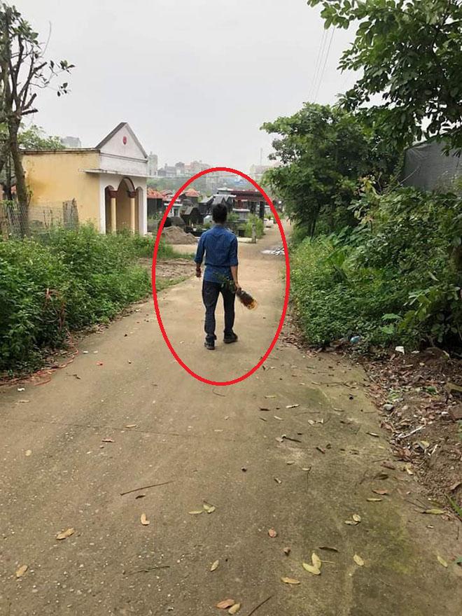Đằng sau bức ảnh chàng trai trẻ cầm bó hoa cúc vàng, chậm rãi bước vào cổng nghĩa trang