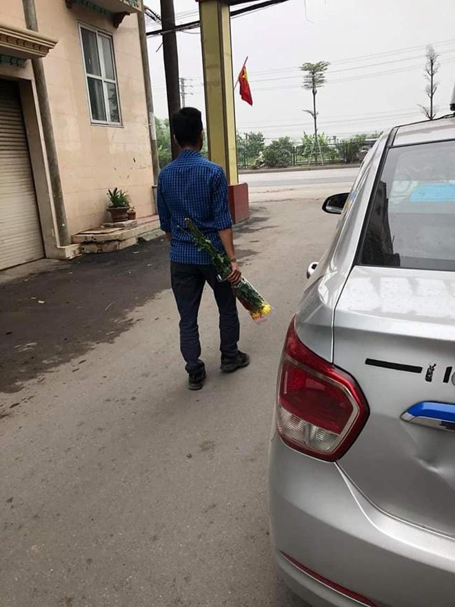 Đằng sau bức ảnh chàng trai trẻ cầm bó hoa cúc vàng, chậm rãi bước vào cổng nghĩa trang