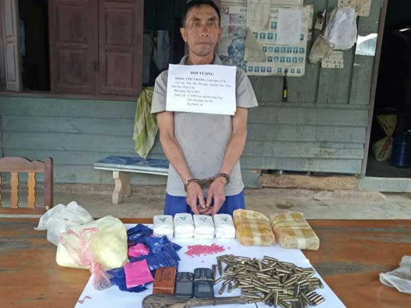 Bắt người nước ngoài vận chuyển 12.000 viên ma túy, 180 viên đạn