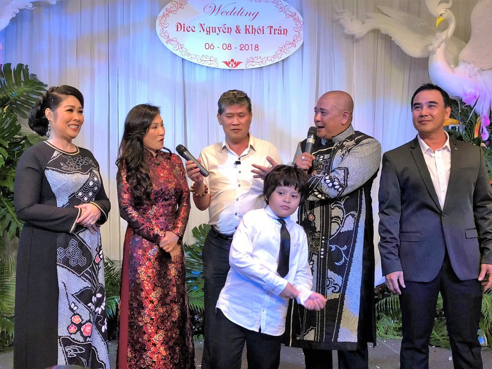 Tình bạn hoạn nạn có nhau của Vbiz: Người sẵn sàng cắm sổ đỏ vay tiền cho bạn làm phim, người hết lòng chăm sóc lúc bệnh tật!