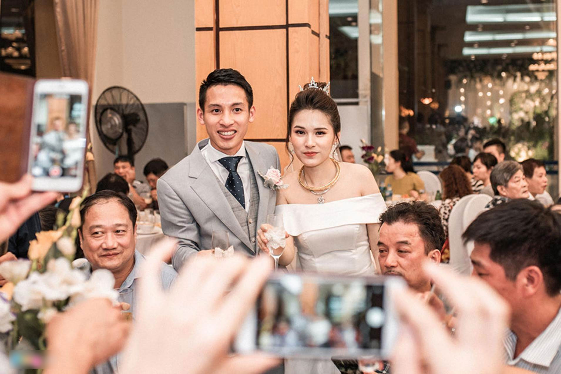 Mới cưới vợ chưa lâu, Hùng Dũng đã vào bình luận phũ phàng khi bà xã khoe ảnh selfie xinh đẹp