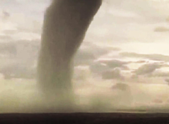 Ngư dân Quảng Ngãi đối mặt với vòi rồng kép trên biển