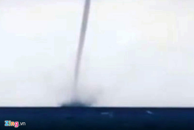 Ngư dân Quảng Ngãi đối mặt với vòi rồng kép trên biển