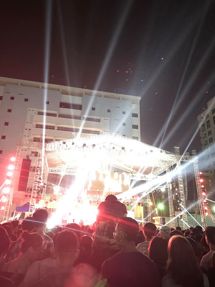 Cô gái trèo lên cổ bạn trai để theo dõi concert khiến dân mạng chia làm hai phe tranh cãi nảy lửa