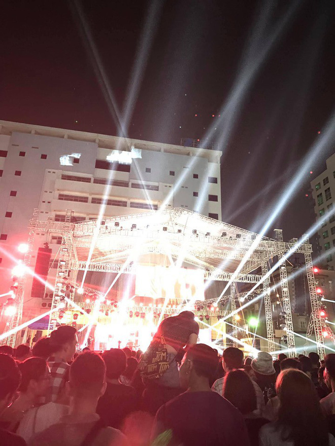 Cô gái trèo lên cổ bạn trai để theo dõi concert khiến dân mạng chia làm hai phe tranh cãi nảy lửa