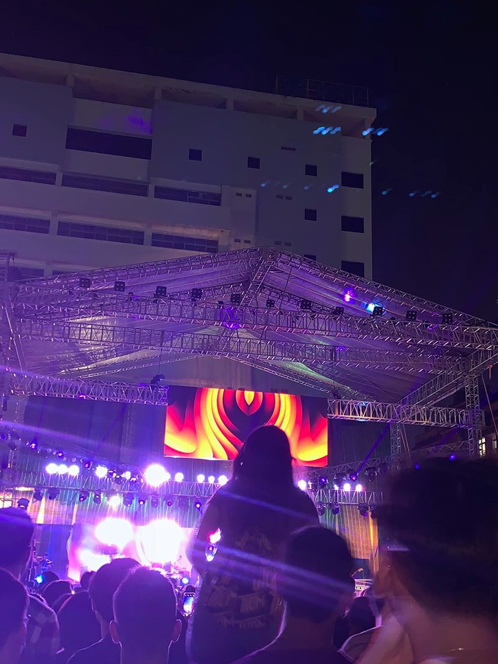 Cô gái trèo lên cổ bạn trai để theo dõi concert khiến dân mạng chia làm hai phe tranh cãi nảy lửa