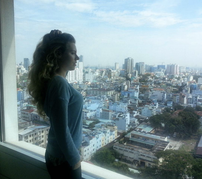 Vừa về Sài Gòn, Lâm Tây và Yến Xuân đã check-in ở chung khách sạn, cùng khoe body đốt mắt