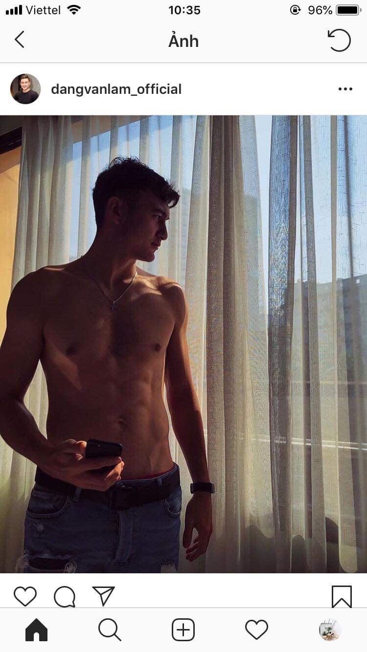 Vừa về Sài Gòn, Lâm Tây và Yến Xuân đã check-in ở chung khách sạn, cùng khoe body đốt mắt