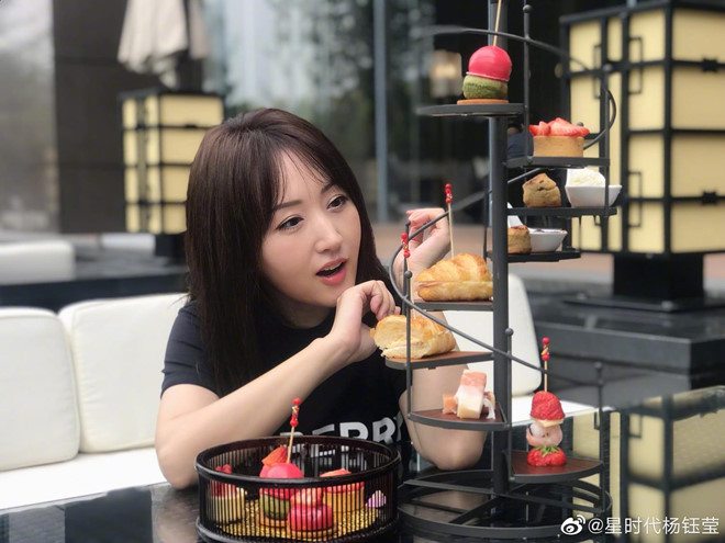 Minh tinh Hoa ngữ tuổi U50 viên mãn dù không lấy chồng, sinh con