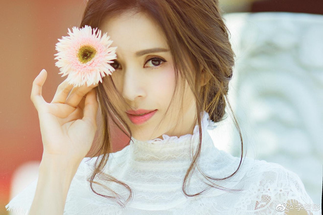 Minh tinh Hoa ngữ tuổi U50 viên mãn dù không lấy chồng, sinh con