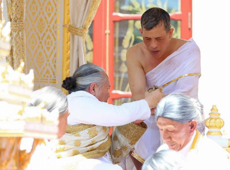 Lễ đăng cơ hé lộ mối quan hệ trong hoàng tộc Thái Lan