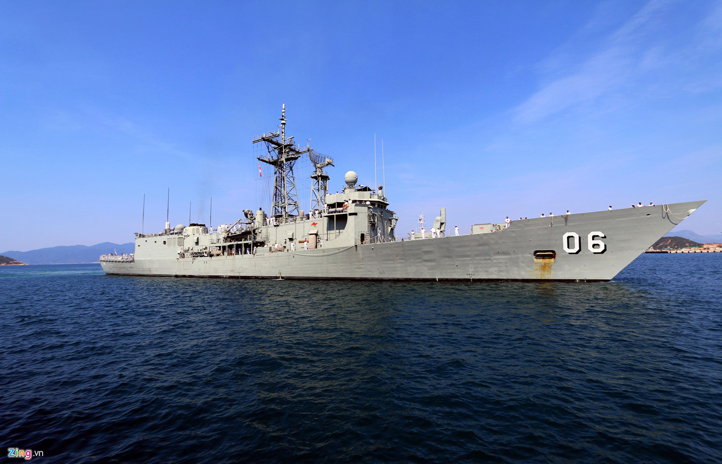 Siêu tàu đổ bộ tấn công của Australia cập cảng Cam Ranh