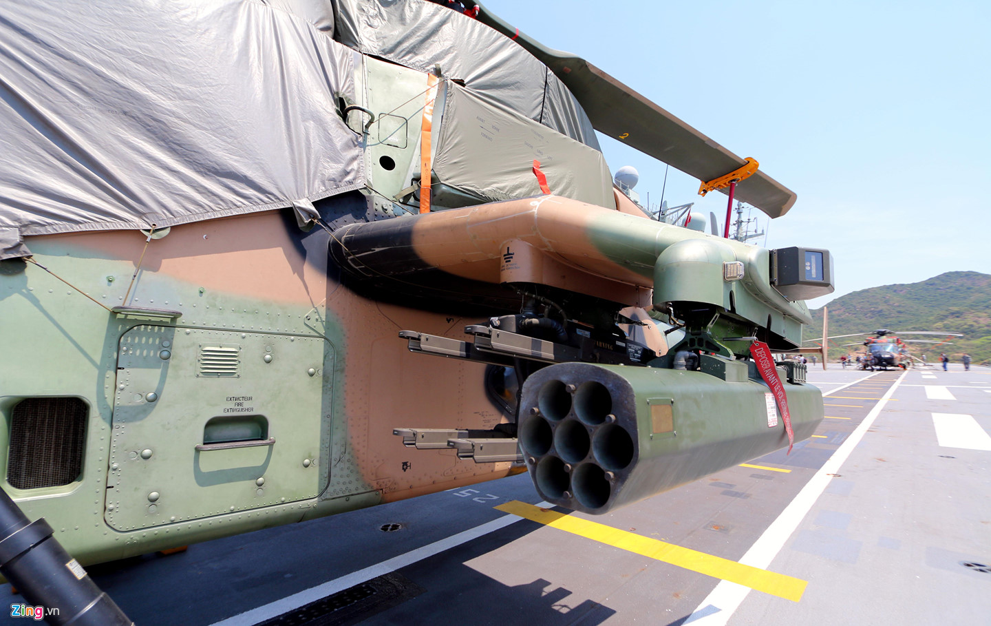 Siêu tàu đổ bộ tấn công của Australia cập cảng Cam Ranh