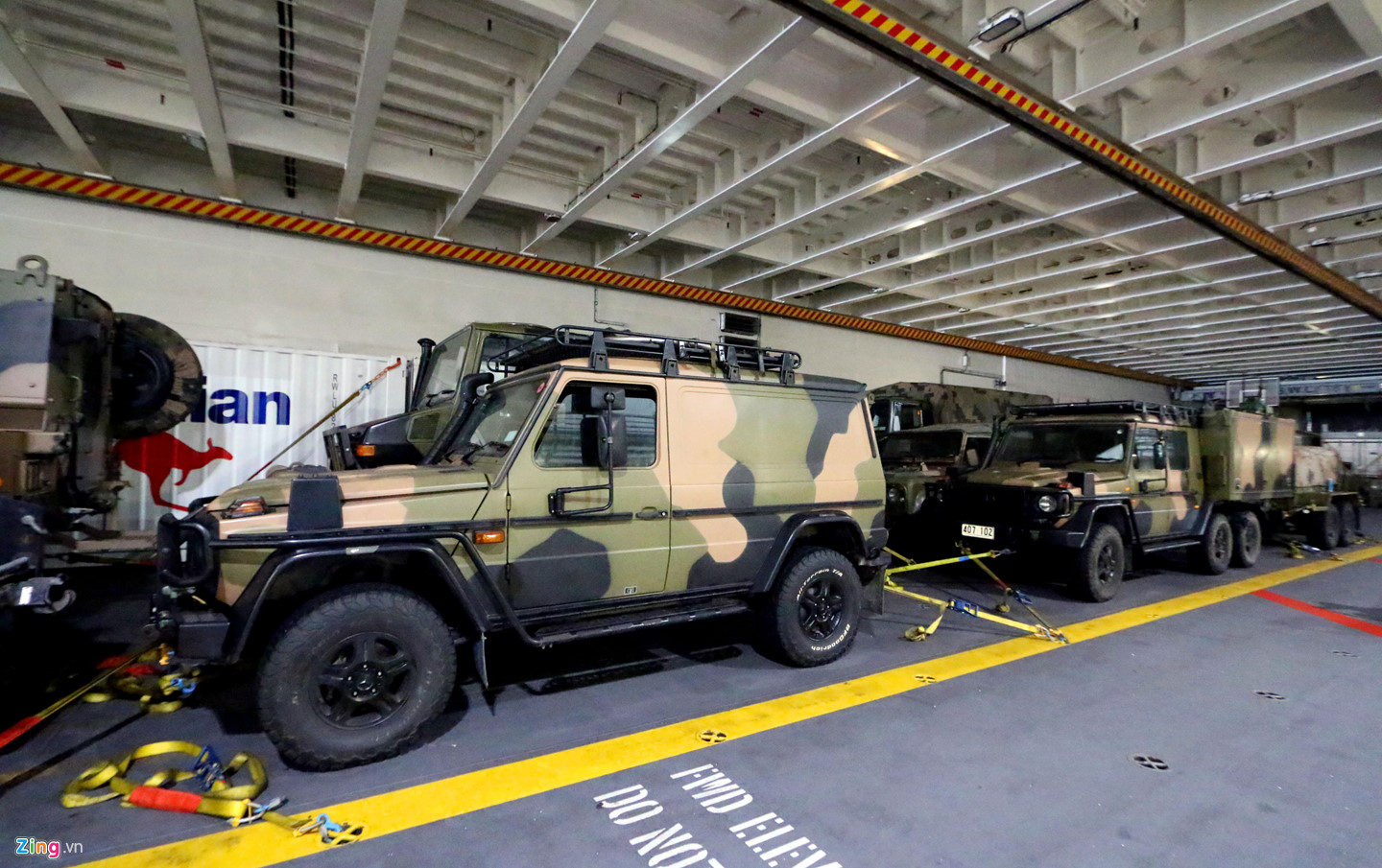 Siêu tàu đổ bộ tấn công của Australia cập cảng Cam Ranh