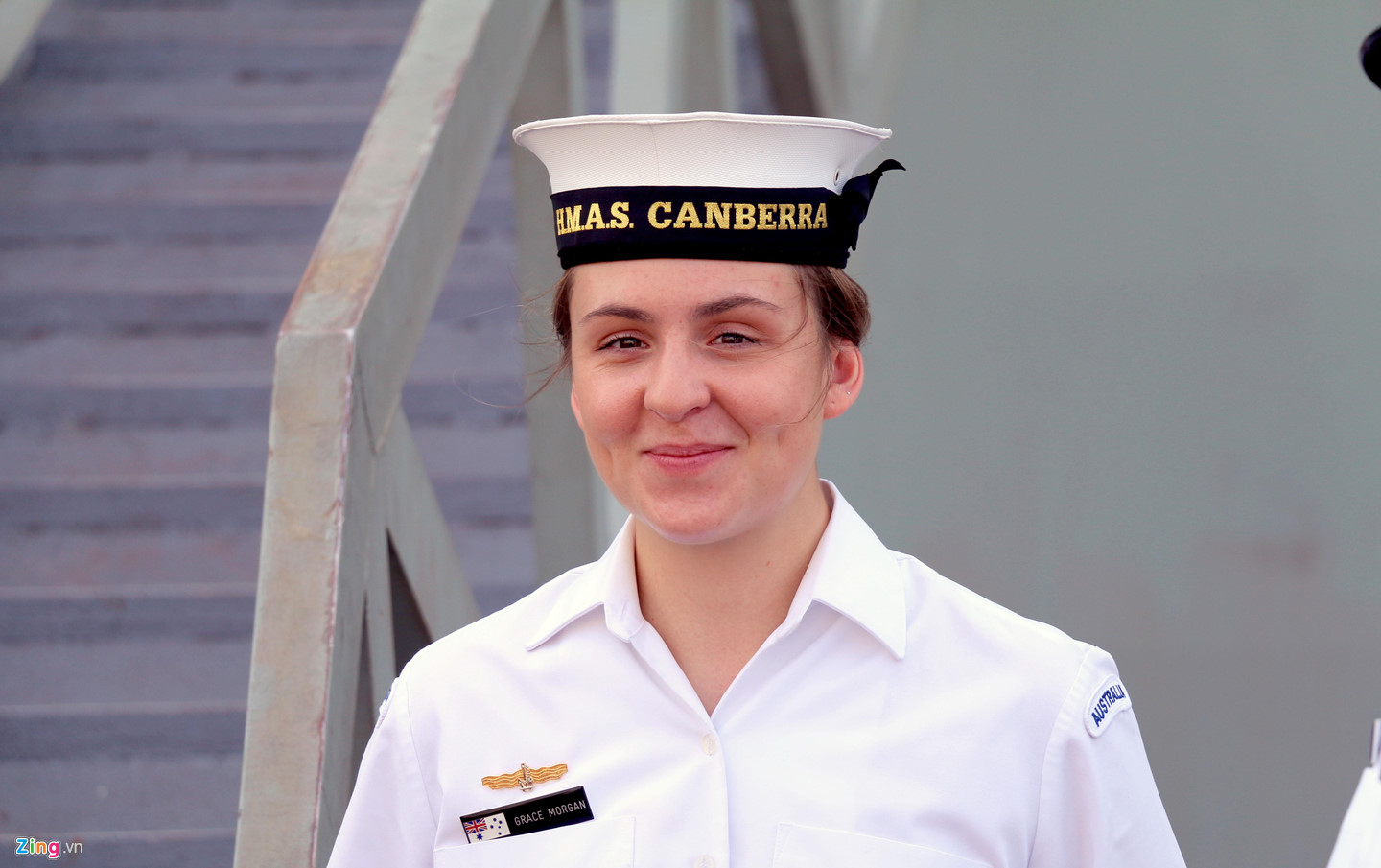 Siêu tàu đổ bộ tấn công của Australia cập cảng Cam Ranh