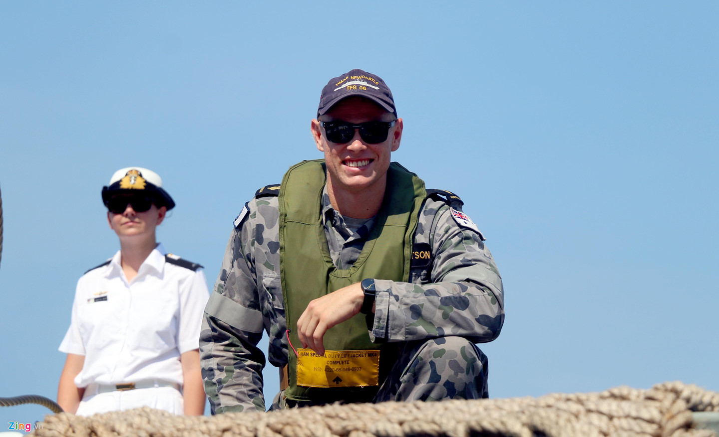 Siêu tàu đổ bộ tấn công của Australia cập cảng Cam Ranh