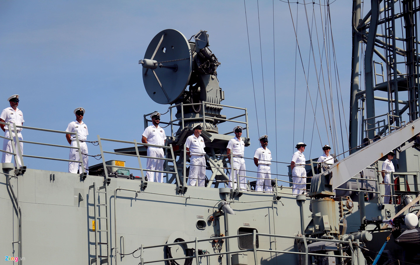 Siêu tàu đổ bộ tấn công của Australia cập cảng Cam Ranh