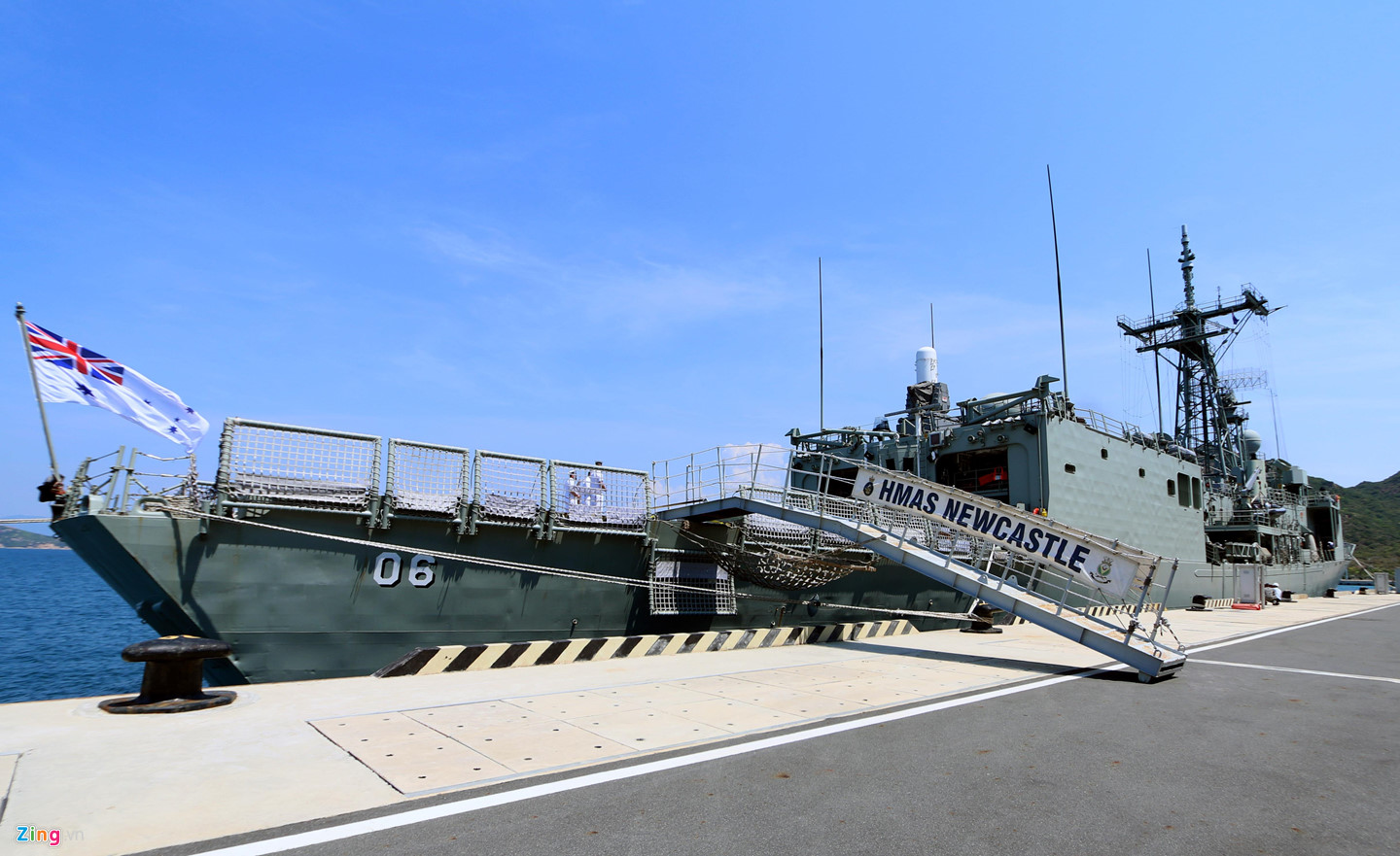 Siêu tàu đổ bộ tấn công của Australia cập cảng Cam Ranh