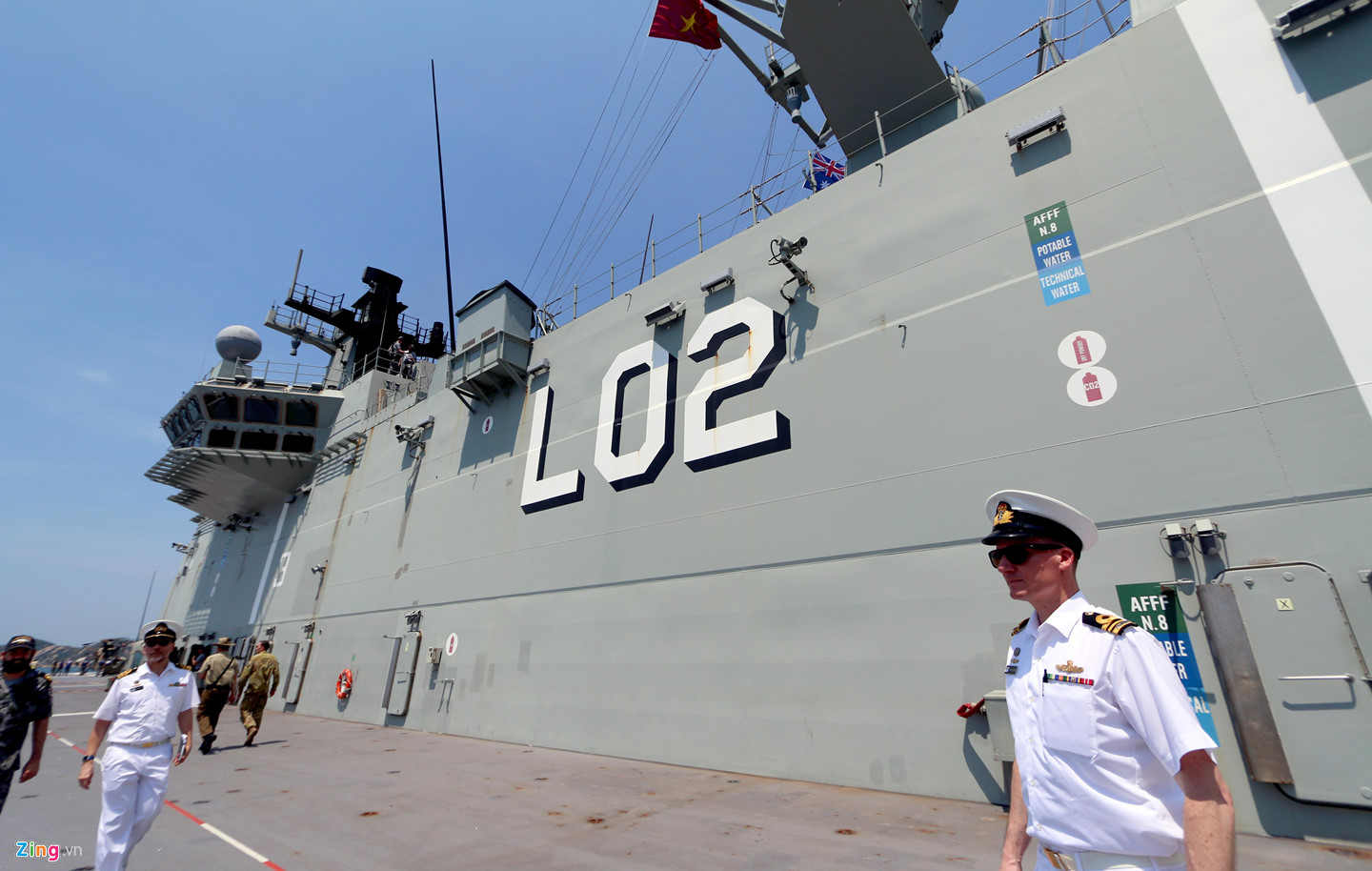 Siêu tàu đổ bộ tấn công của Australia cập cảng Cam Ranh