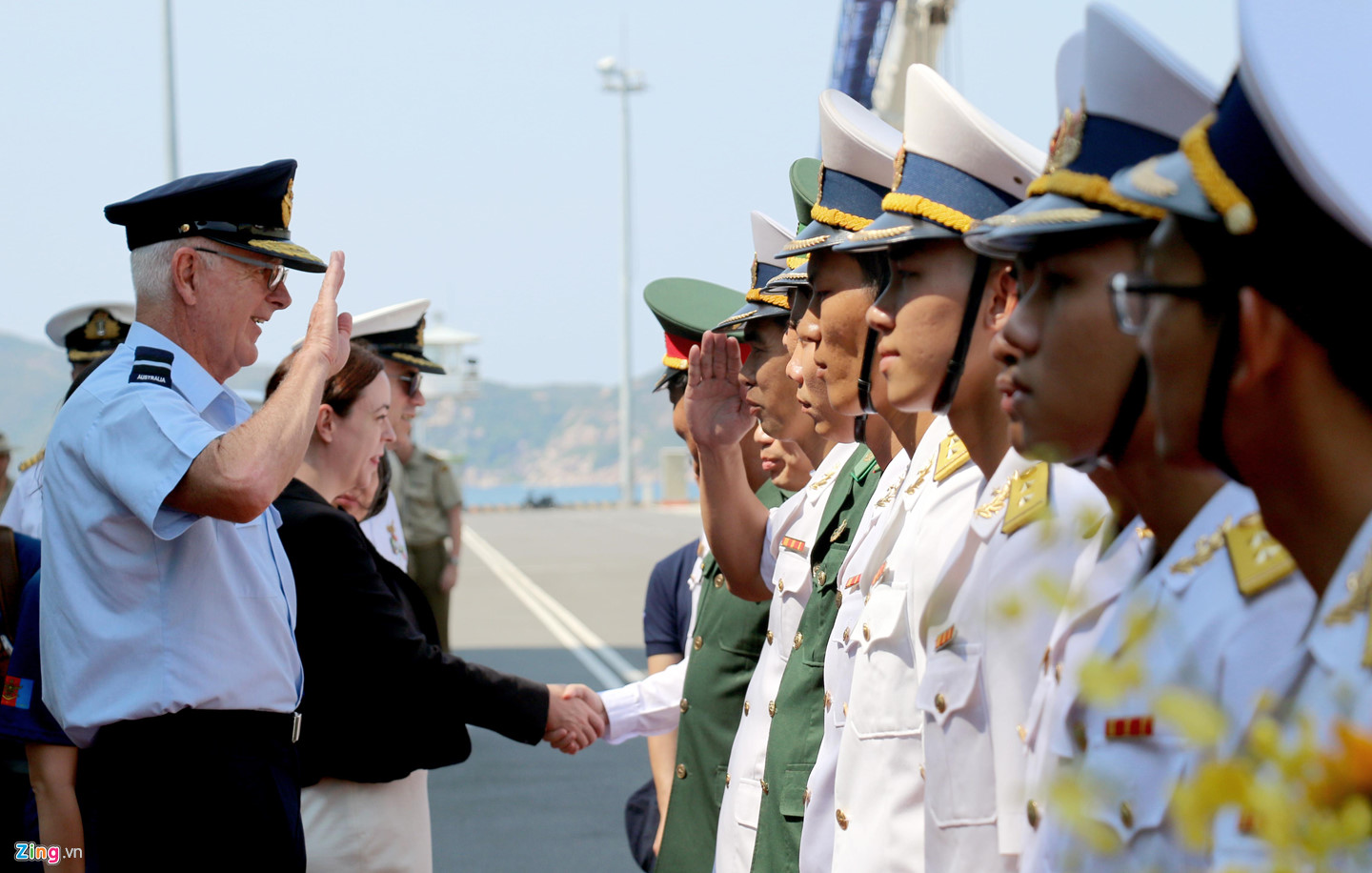 Siêu tàu đổ bộ tấn công của Australia cập cảng Cam Ranh