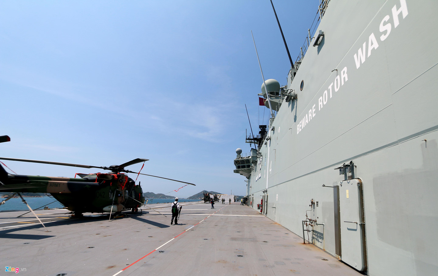 Siêu tàu đổ bộ tấn công của Australia cập cảng Cam Ranh