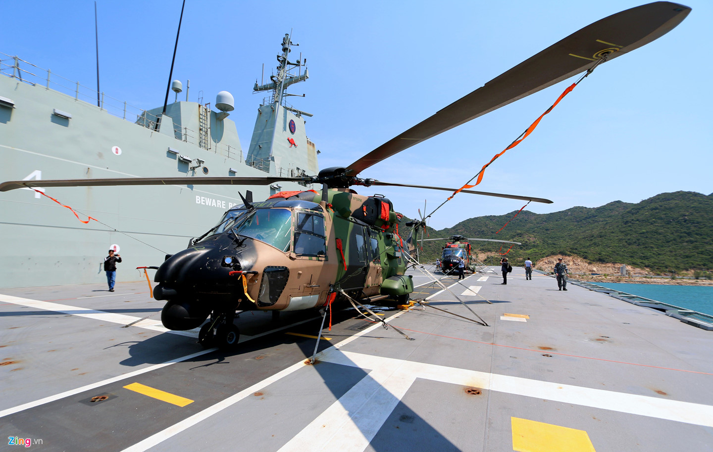 Siêu tàu đổ bộ tấn công của Australia cập cảng Cam Ranh