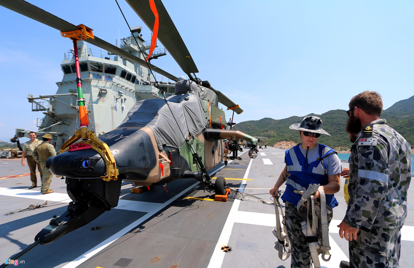 Siêu tàu đổ bộ tấn công của Australia cập cảng Cam Ranh