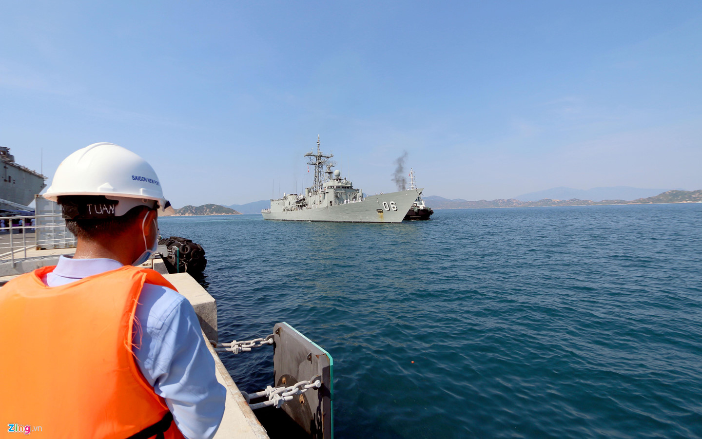 Siêu tàu đổ bộ tấn công của Australia cập cảng Cam Ranh