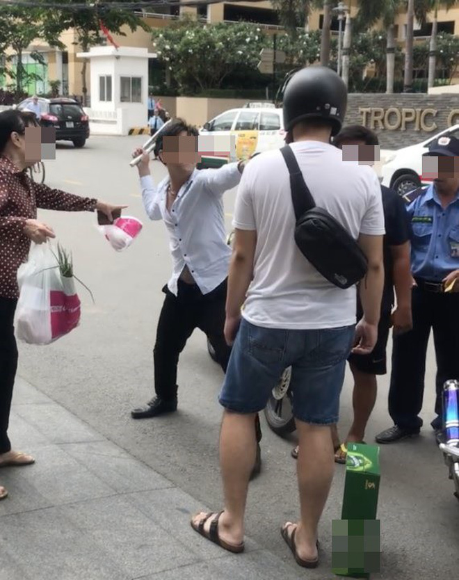 Video: Tài xế cầm côn nhị khúc vụt vào người nước ngoài sau va chạm giao thông