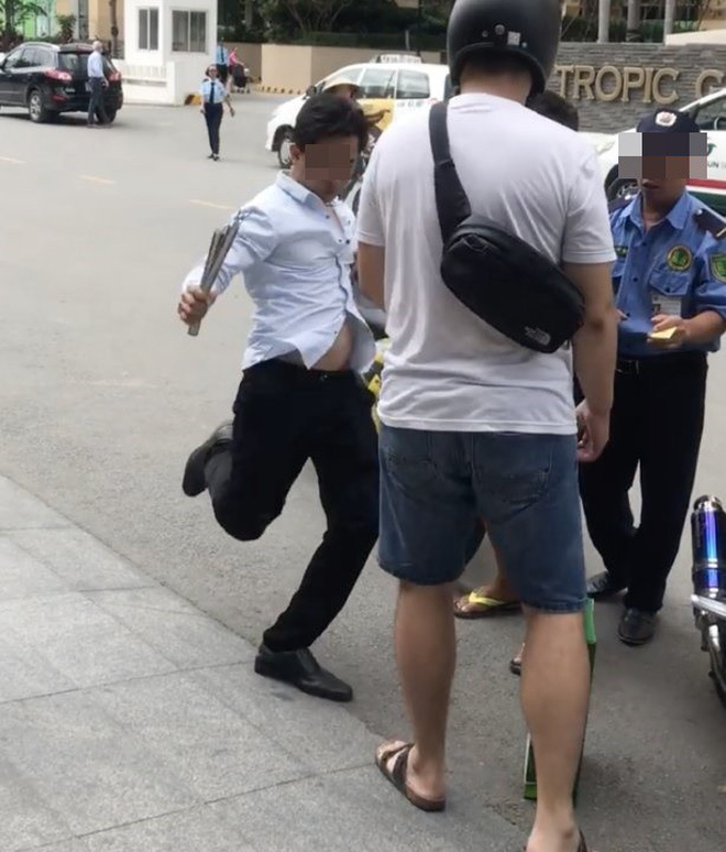 Video: Tài xế cầm côn nhị khúc vụt vào người nước ngoài sau va chạm giao thông