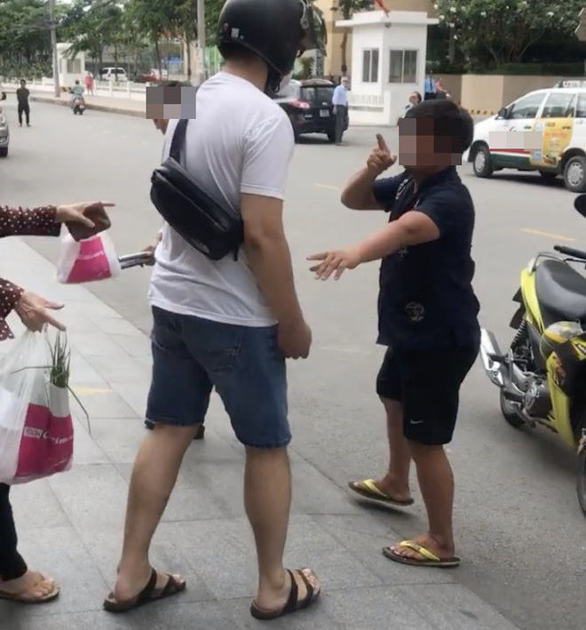 Video: Tài xế cầm côn nhị khúc vụt vào người nước ngoài sau va chạm giao thông