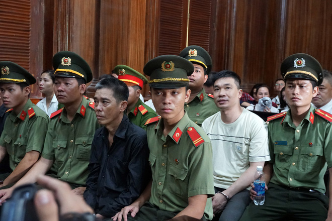 Cận cảnh sự bình thản của ông trùm Văn Kính Dương và hotgirl Ngọc miu tại tòa