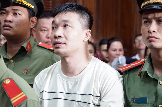 Cận cảnh sự bình thản của ông trùm Văn Kính Dương và hotgirl Ngọc miu tại tòa