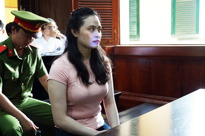 Cận cảnh sự bình thản của ông trùm Văn Kính Dương và hotgirl Ngọc miu tại tòa