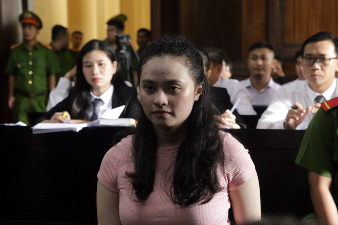 Cận cảnh sự bình thản của ông trùm Văn Kính Dương và hotgirl Ngọc miu tại tòa