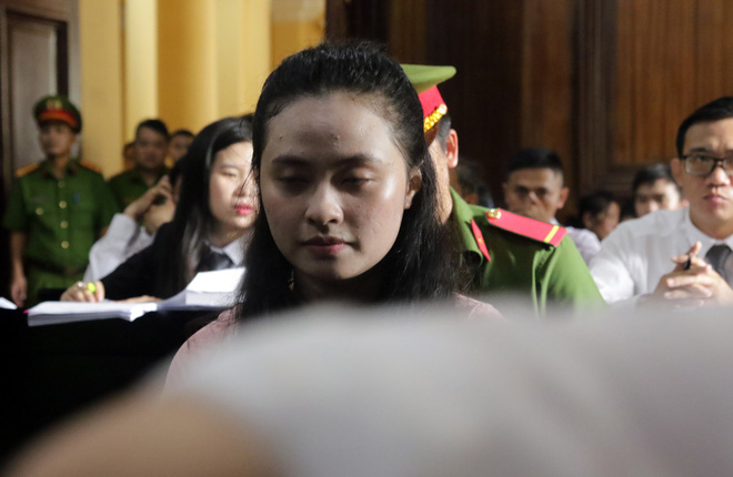 Cận cảnh sự bình thản của ông trùm Văn Kính Dương và hotgirl Ngọc miu tại tòa