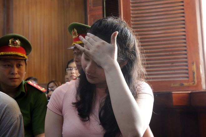 Cận cảnh sự bình thản của ông trùm Văn Kính Dương và hotgirl Ngọc miu tại tòa