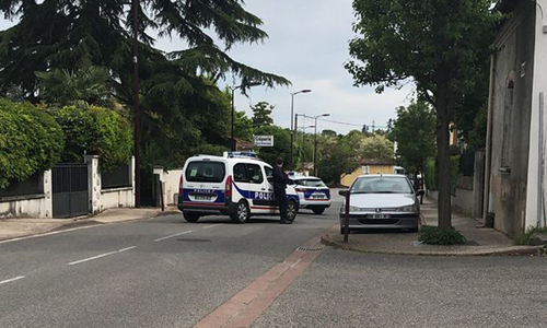 Tay súng bắt 5 người làm con tin tại cửa hàng Pháp