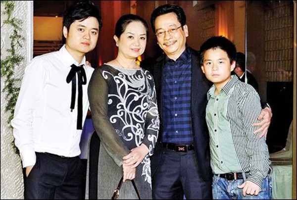 Gia đình hạnh phúc vợ hiền con ngoan của NSND Hoàng Dũng - ông bố giàu có quyền lực trong Về nhà đi con