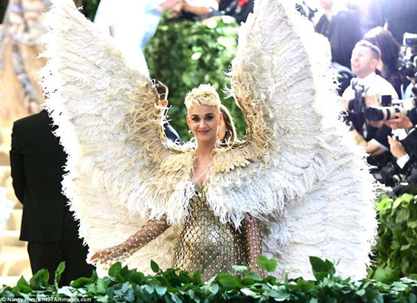 Câu chuyện đằng sau những bộ trang phục hoành tráng tại Met Gala