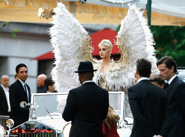 Câu chuyện đằng sau những bộ trang phục hoành tráng tại Met Gala